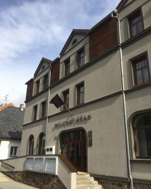 Město vyvěsilo černý prapor